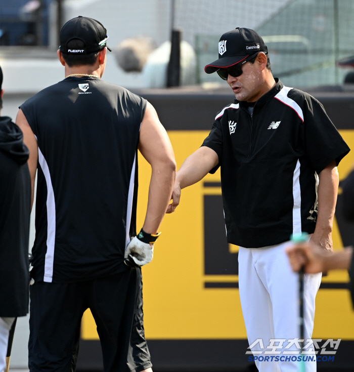 In order to appear on baseball entertainment shows, KT caught Fimar leaving a competing team, but coach Lee Jong-beom left