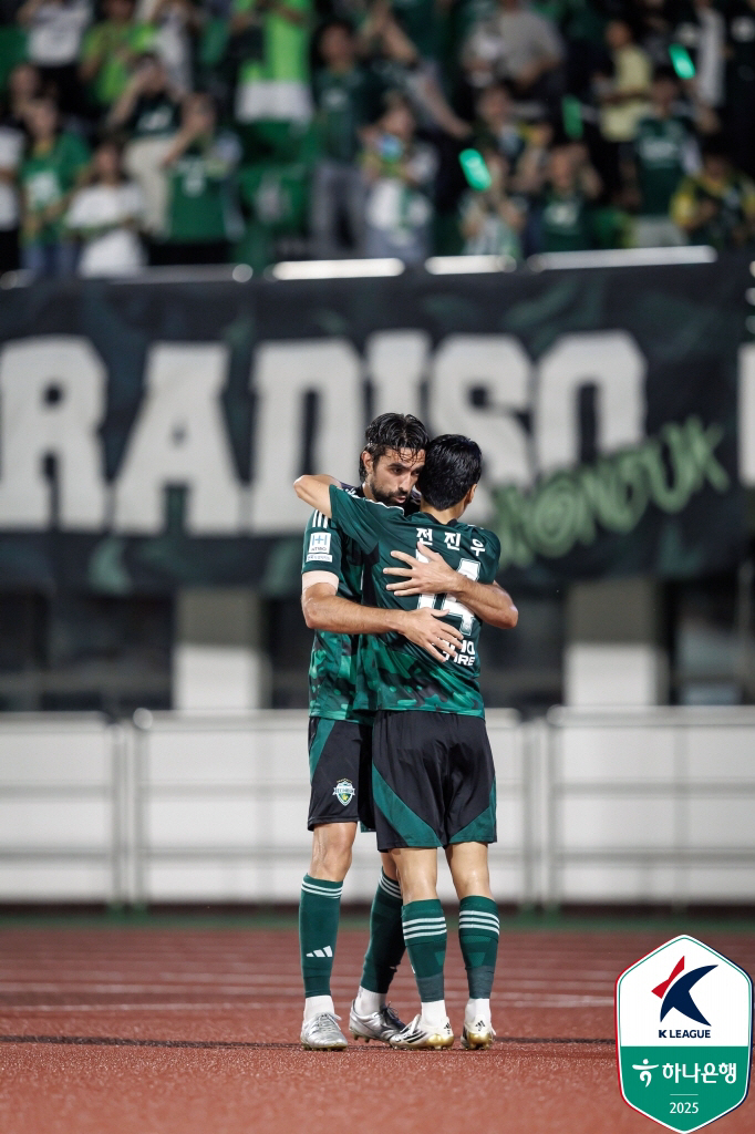  What does it mean to lose? Jeonbuk beat Gimcheon 21 with multiple goals in Compagno and has not lost 17 consecutive games...By 10 points against Daejeon, which is tied with Jeju
