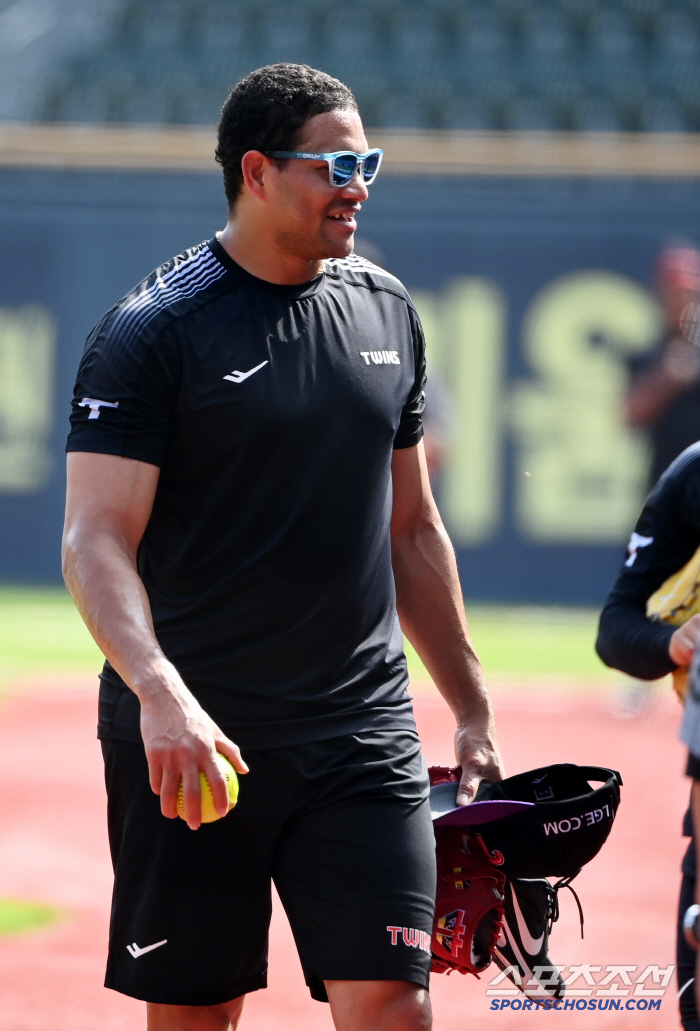  Chirinos, sunglasses look good on you, right?
