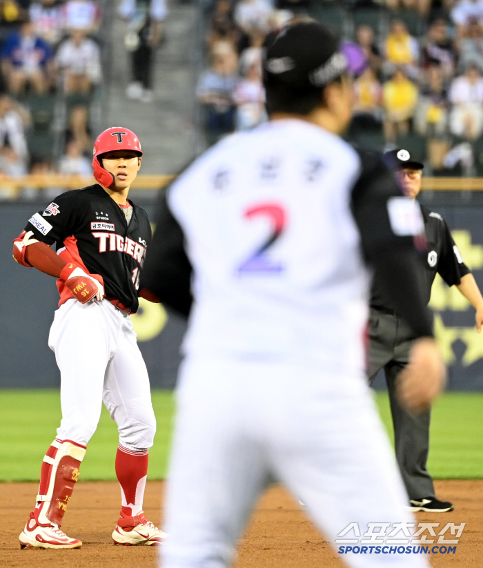  Choi Won-joon, Moon Bo-kyung, and 2nd base