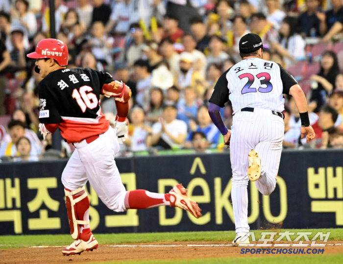  Choi Won-jun running second base to Moon Bo-kyung's bad pitches