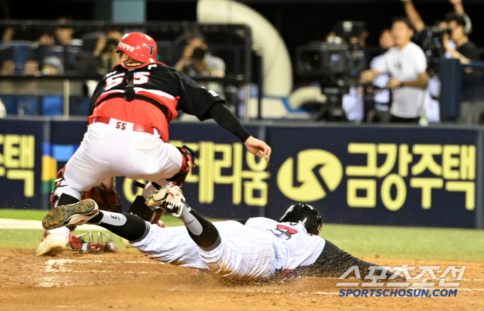  Choi Won-young digs home with Moon Sung-joo's infield hit