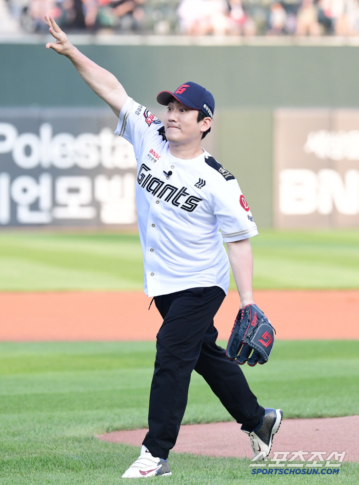  Comedian Sanghoon Lee visited Sajik Stadium and threw a strong first pitch.