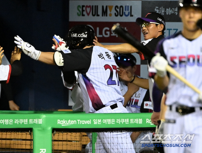  Director Yeom Kyung-yeop cheers for Park Dong-won's three-run turnaround