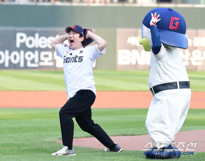  The first pitch with the Sanghoon Lee's bad sound.