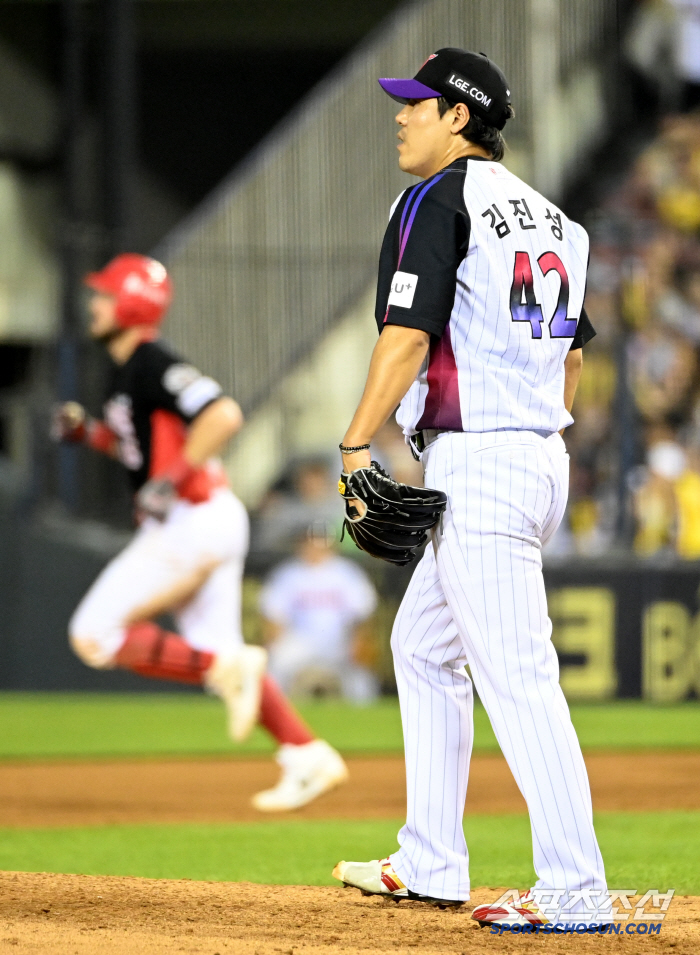  Kim Jin-sung allows a tiebreaking solo shot to Wisdom