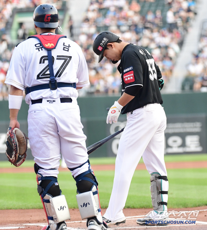  KT Junghoon Lee greets his home Lotte fans before the at-bat in the first inning.