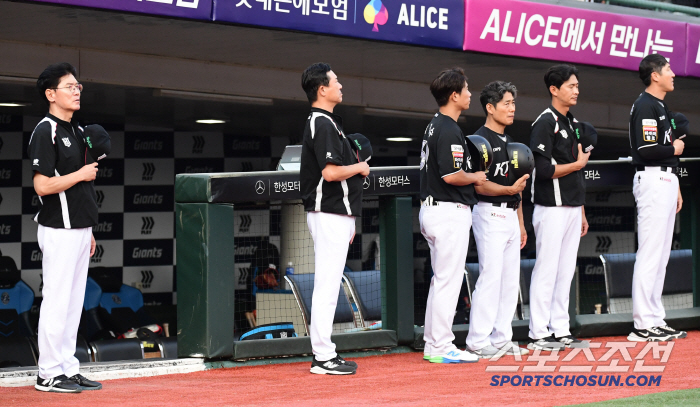  KT Wiz's empty coach Lee Jong-beom