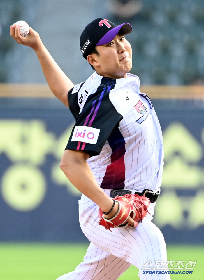  LG starter Son Joo-young's hard throw