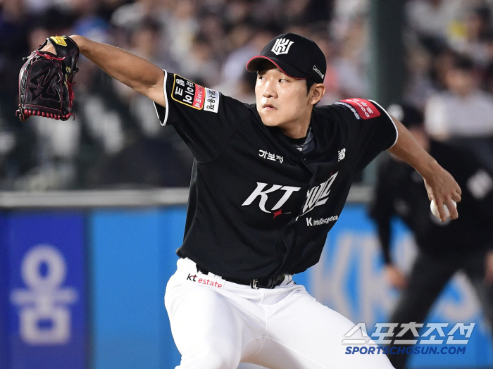  Lim Jun-hyung takes the middle stage in KT uniform