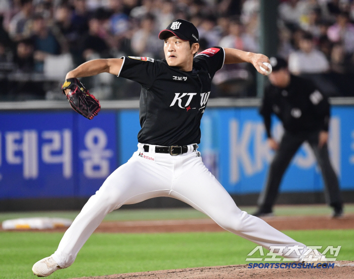  Lim Jun-hyung throws a strong pitch in KT's uniform