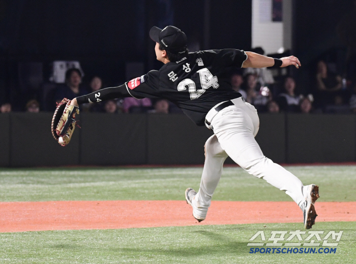  Moon Sangcheol's glove is on the end