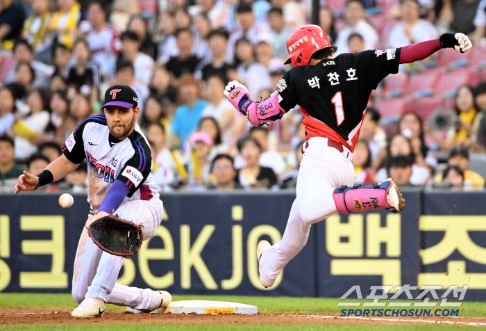  Park Chan-ho, with his quick feet, first base safe!