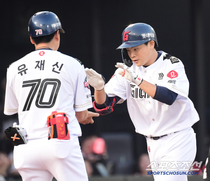  Park Chan Hyung reported his first home run as a professional