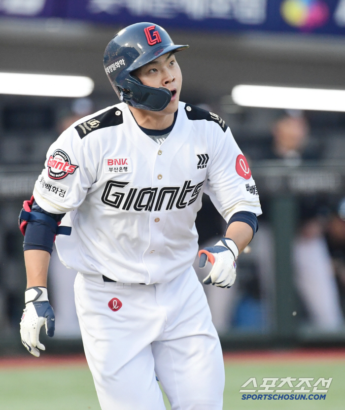  Park Chan hyung reported his first home run on the professional stage