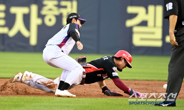 Park Chanho avoiding TAG. The ball is over there