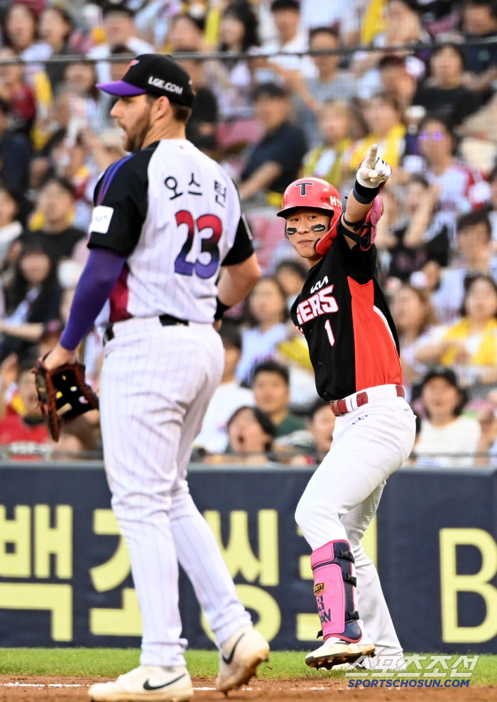  Park Chanho, who points to the dugout, is safe