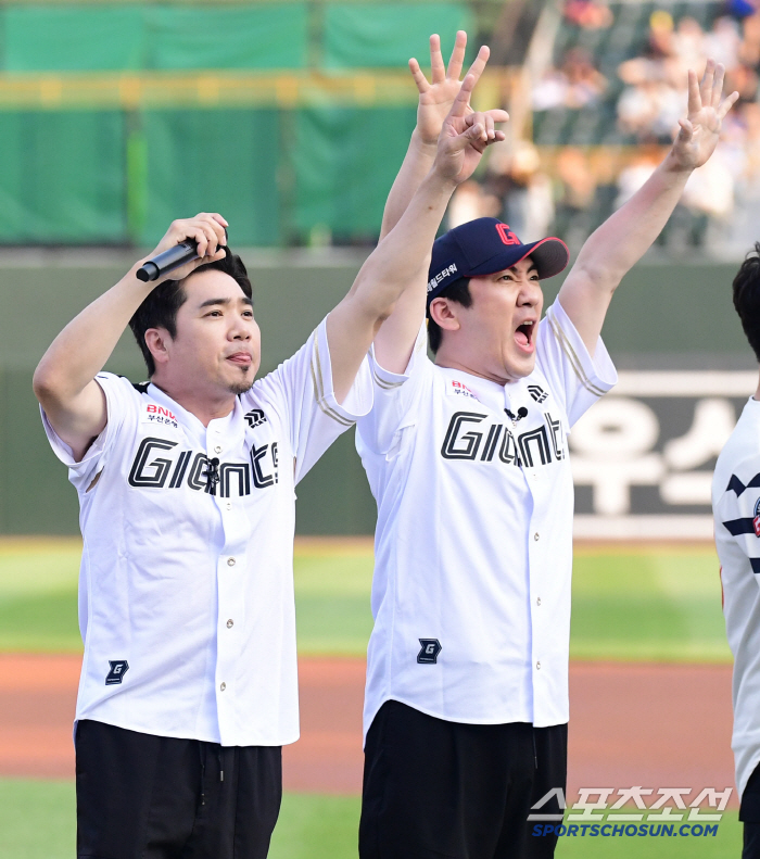  Singer Kim Jo-han, comedian, visited Sajik Stadium in Sanghoon Lee.