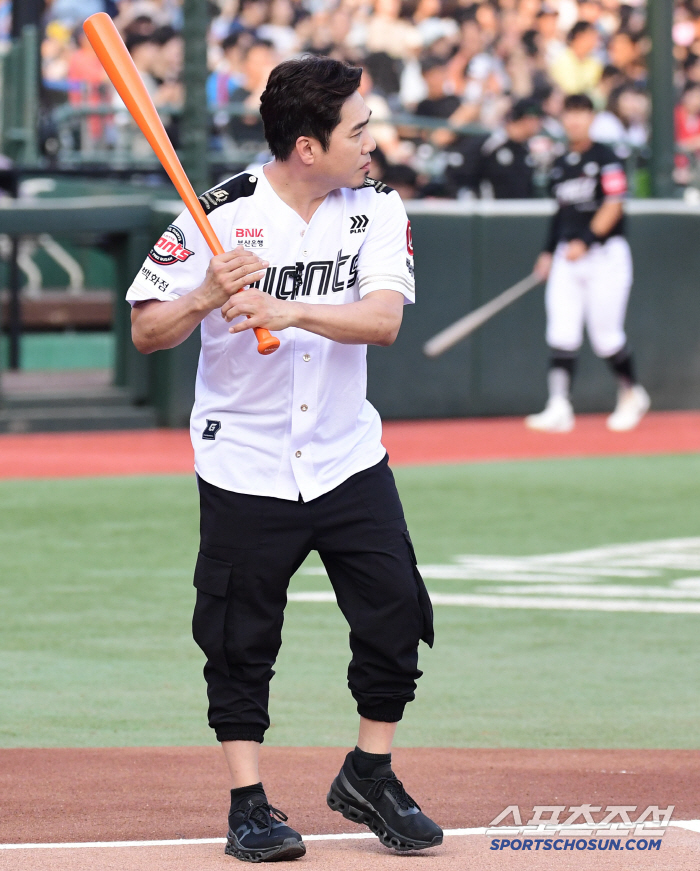  Singer Kim Jo-han visits Sajik Baseball Stadium and hits