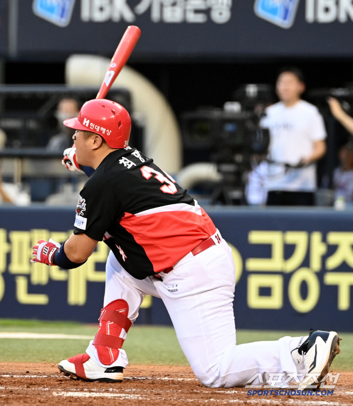  Two-run double Choi Hyung-woo, hit your knees!