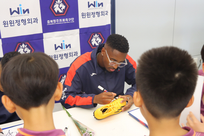 The players are in front of us! Cheongju, Chungcheongbuk-do, WinWin orthopedic clinic's fan signing event fee