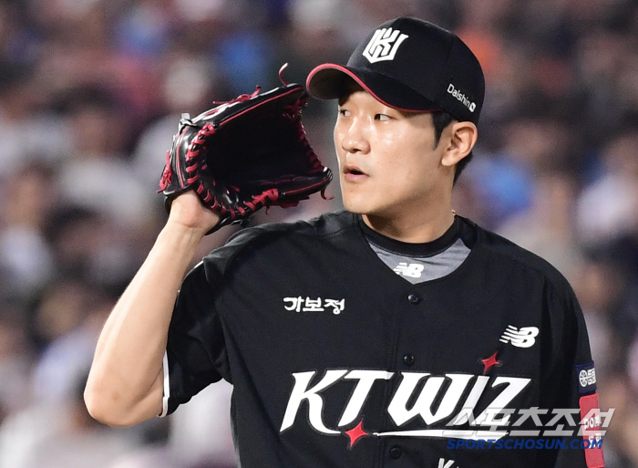 Wouldn't LG fans laugh if this happened? He couldn't catch a single out count, walked a hit, and Lim Joon-hyung, who played for the first time in KT's uniform, allowed only a run and a steel plate
