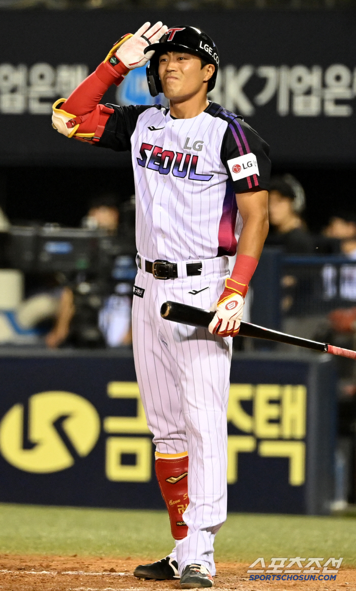 Wouldn't LG fans laugh if this happened? He couldn't catch a single out count, walked a hit, and Lim Joon-hyung, who played for the first time in KT's uniform, allowed only a run and a steel plate