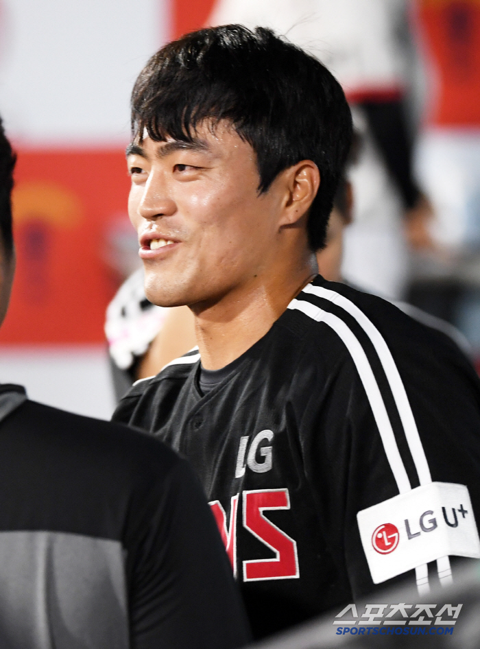 Wouldn't LG fans laugh if this happened? He couldn't catch a single out count, walked a hit, and Lim Joon-hyung, who played for the first time in KT's uniform, allowed only a run and a steel plate