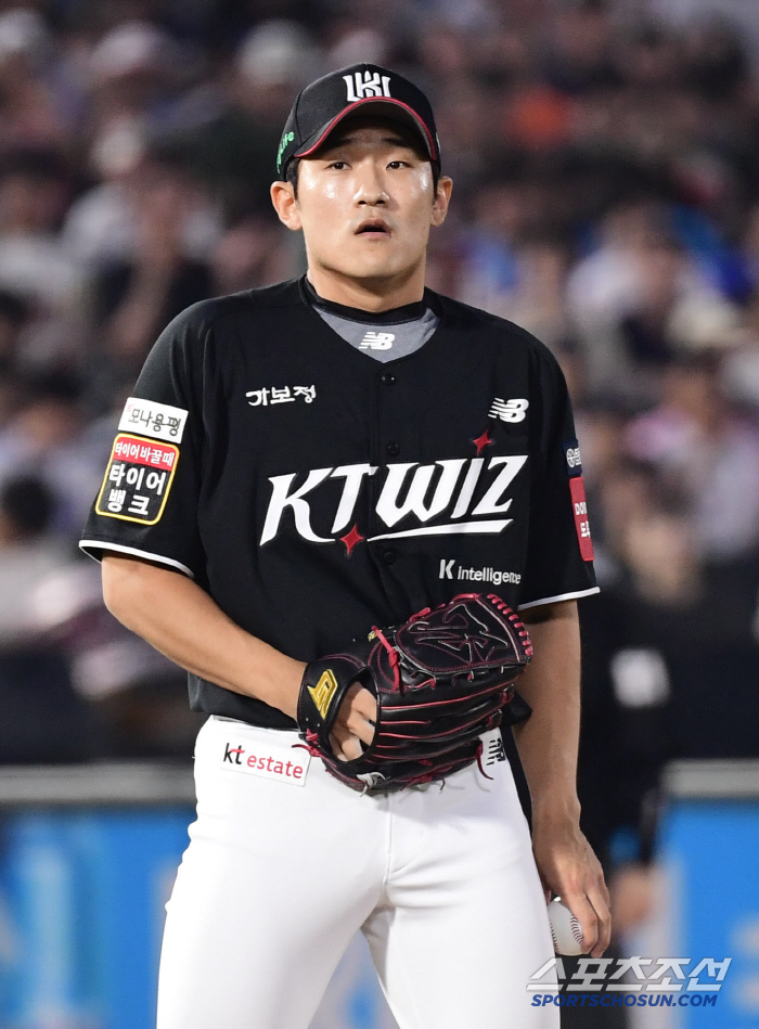 Wouldn't LG fans laugh if this happened? He couldn't catch a single out count, walked a hit, and Lim Joon-hyung, who played for the first time in KT's uniform, allowed only a run and a steel plate