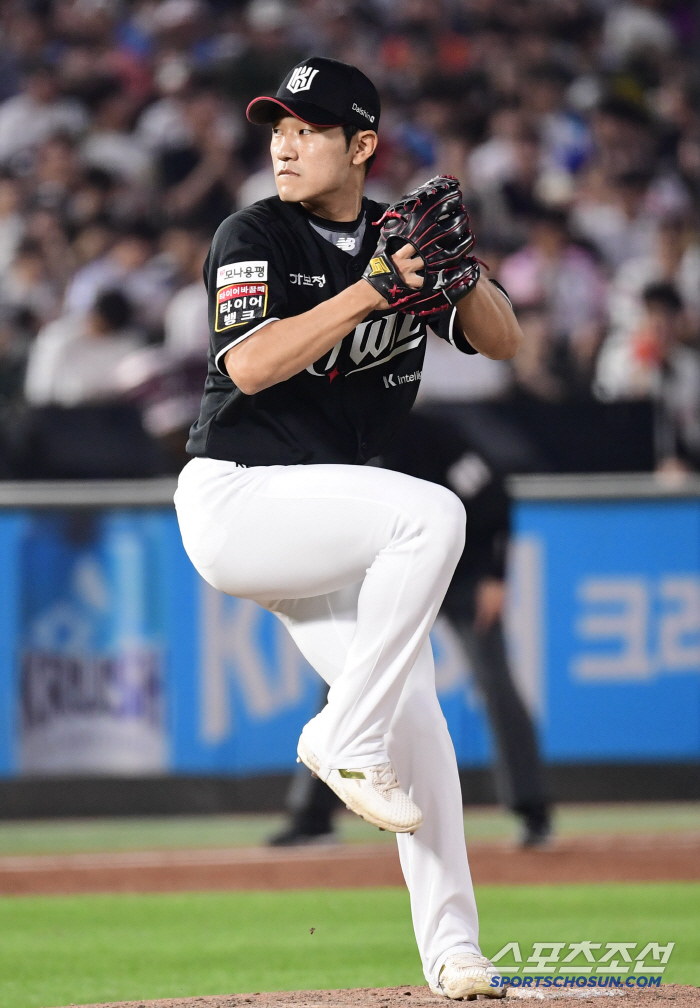 Wouldn't LG fans laugh if this happened? He couldn't catch a single out count, walked a hit, and Lim Joon-hyung, who played for the first time in KT's uniform, allowed only a run and a steel plate