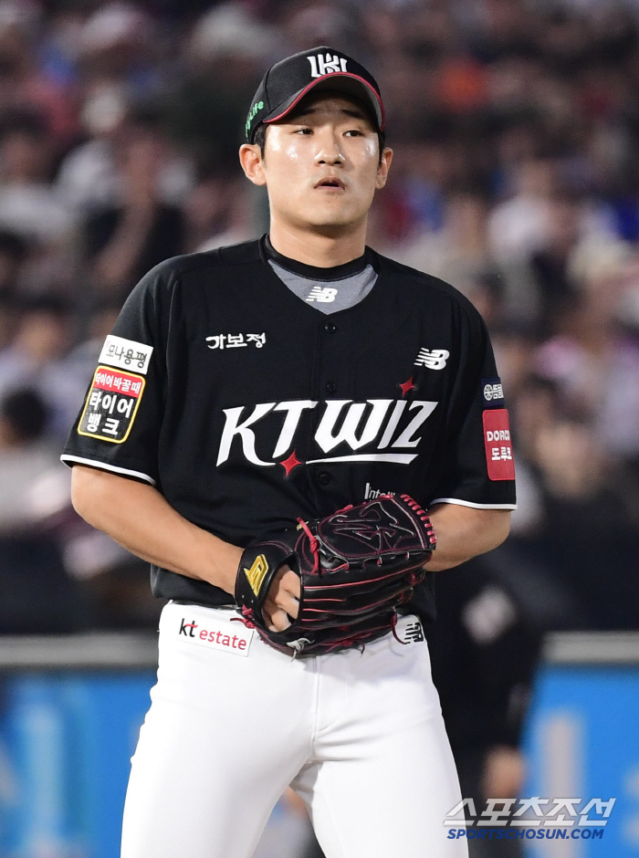 Wouldn't LG fans laugh if this happened? He couldn't catch a single out count, walked a hit, and Lim Joon-hyung, who played for the first time in KT's uniform, allowed only a run and a steel plate