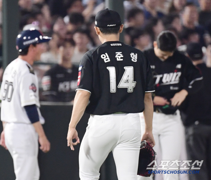 Wouldn't LG fans laugh if this happened? He couldn't catch a single out count, walked a hit, and Lim Joon-hyung, who played for the first time in KT's uniform, allowed only a run and a steel plate