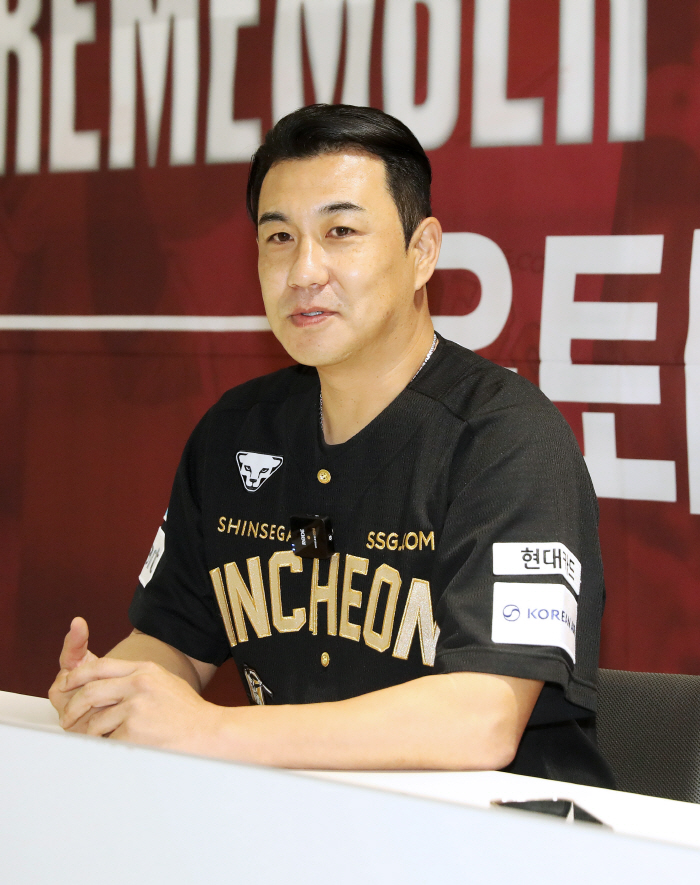 Although it's been a year... Hanwha's courtesy of Kim Kang-min's retirement ceremony, engraving 0 times on his hat and running 