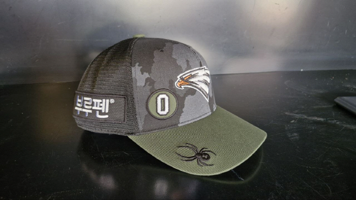 Although it's been a year... Hanwha's courtesy of Kim Kang-min's retirement ceremony, engraving 0 times on his hat and running 