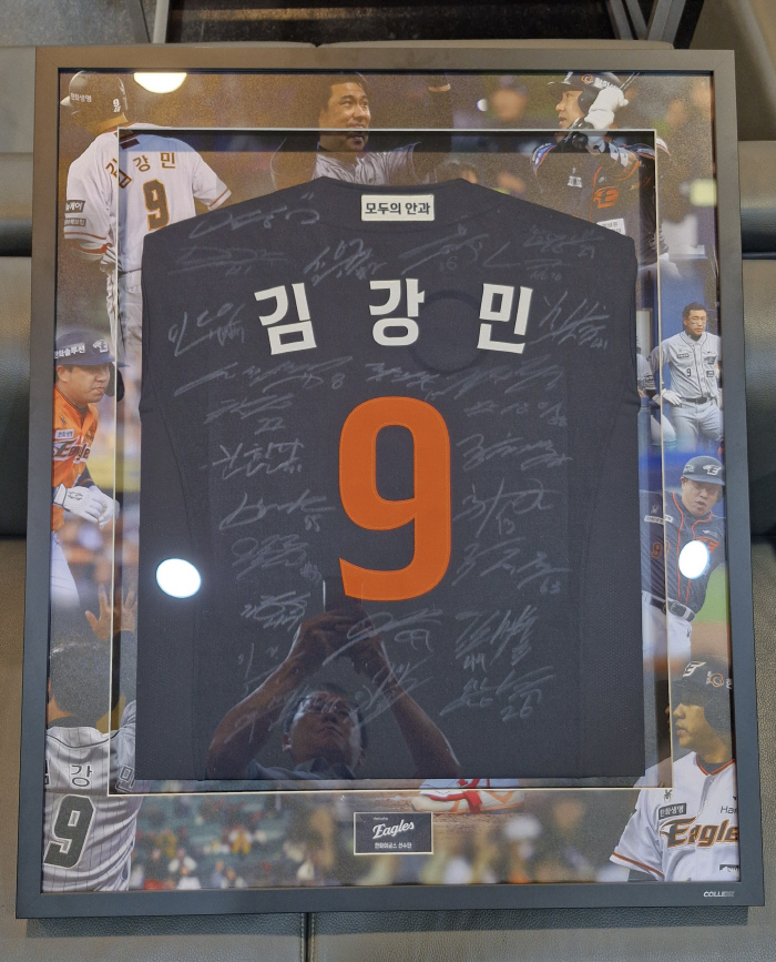 Although it's been a year... Hanwha's courtesy of Kim Kang-min's retirement ceremony, engraving 0 times on his hat and running 