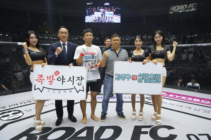 Bang Kyung-seok, CEO of Jokbal Night Market, Kim Jong-gu, CEO of Sikmat Chicken, Kim Jong-gu, and Yun Hyung-bin, who won the trophy 