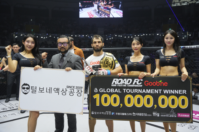CEO Hwang Il-young of Tulbonne Liquid Factory Awards Trophy to Win Magomedov 