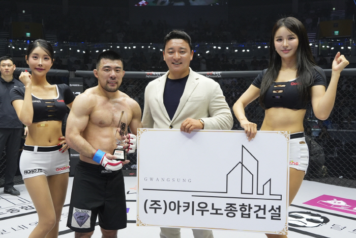 Chairman of Akiuno General Construction Park Joon-hyuk awards trophy to winning Baekhyun 