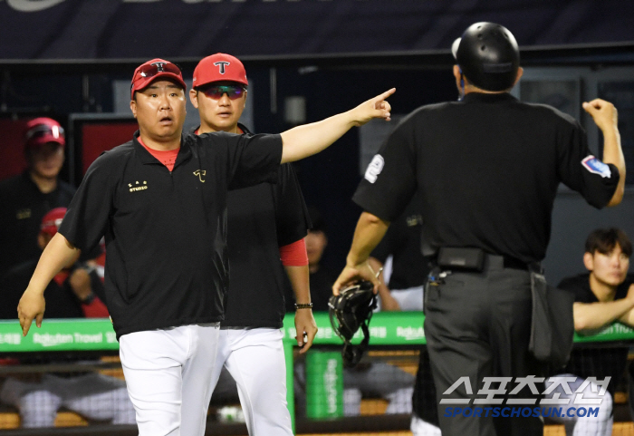 Coach Lee Bum-ho (Jamsil site) appealed to Austin, who struck out a pitch clock for the first time ever, and Yeom Kyung-yeop, who dropped his head, without missing a mistake against him