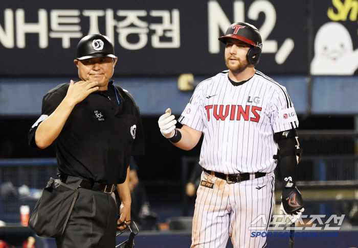 Coach Lee Bum-ho (Jamsil site) appealed to Austin, who struck out a pitch clock for the first time ever, and Yeom Kyung-yeop, who dropped his head, without missing a mistake against him