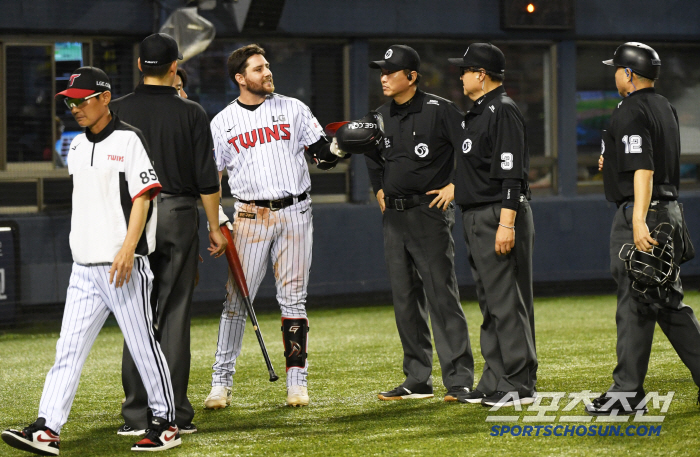 Coach Lee Bum-ho (Jamsil site) appealed to Austin, who struck out a pitch clock for the first time ever, and Yeom Kyung-yeop, who dropped his head, without missing a mistake against him