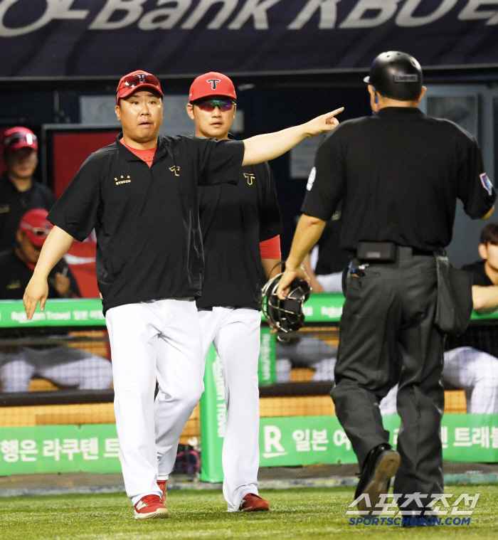 Coach Lee Bum-ho (Jamsil site) appealed to Austin, who struck out a pitch clock for the first time ever, and Yeom Kyung-yeop, who dropped his head, without missing a mistake against him
