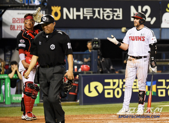 Coach Lee Bum-ho (Jamsil site) appealed to Austin, who struck out a pitch clock for the first time ever, and Yeom Kyung-yeop, who dropped his head, without missing a mistake against him