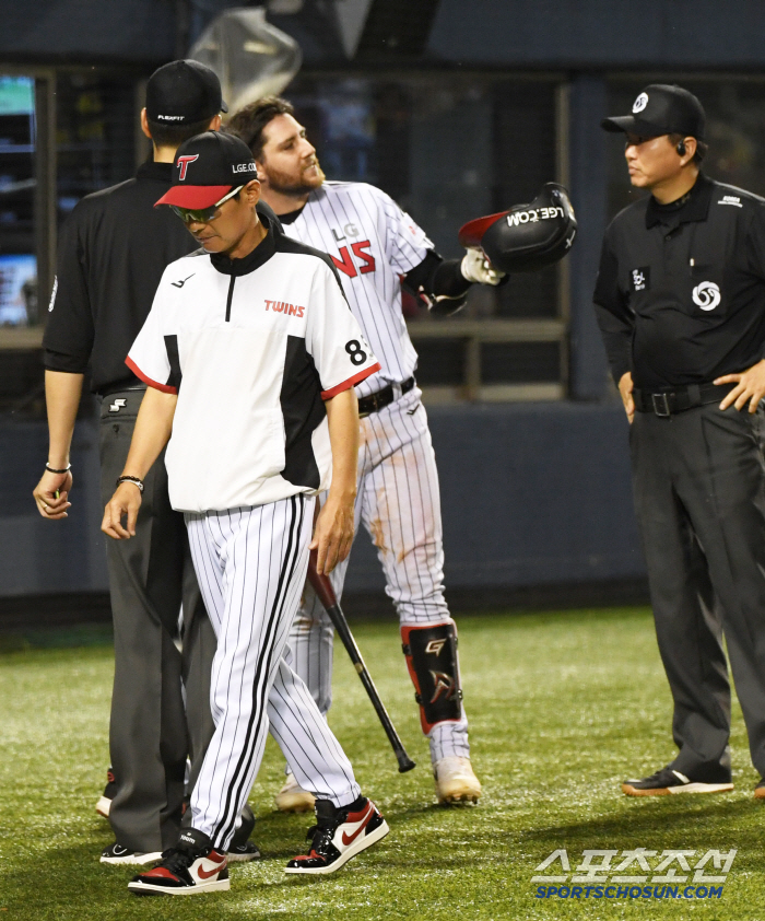 Coach Lee Bum-ho (Jamsil site) appealed to Austin, who struck out a pitch clock for the first time ever, and Yeom Kyung-yeop, who dropped his head, without missing a mistake against him