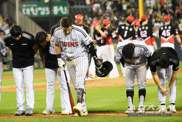 Coach Lee Bum-ho (Jamsil site) appealed to Austin, who struck out a pitch clock for the first time ever, and Yeom Kyung-yeop, who dropped his head, without missing a mistake against him