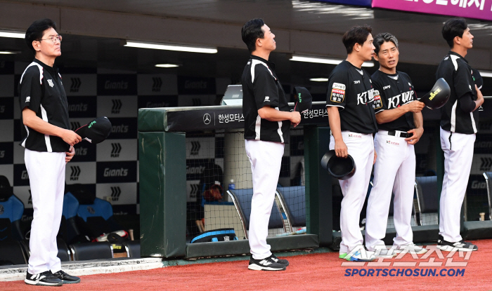 Coach Lee Jong-beom and the Strongest Baseball, have deceived the KBO League and its fansIt's an eternal farewell to the professional title