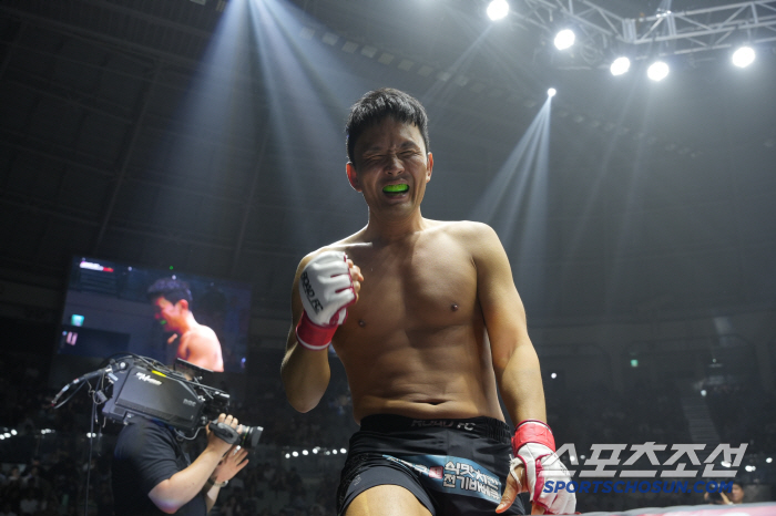 Crisis to delete 2 million YouTuber channel. With Yunhyeong-bin's shot, Banz fell over. TKO wins in 1 minute and 42 seconds. the spectacular retirement of a comedian fighter
