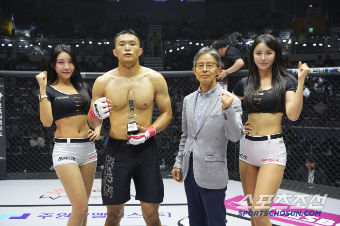 Director Jung Woo-moon of Wonju Jeong Hospital awards trophy to victorious Cho Seung-ki 