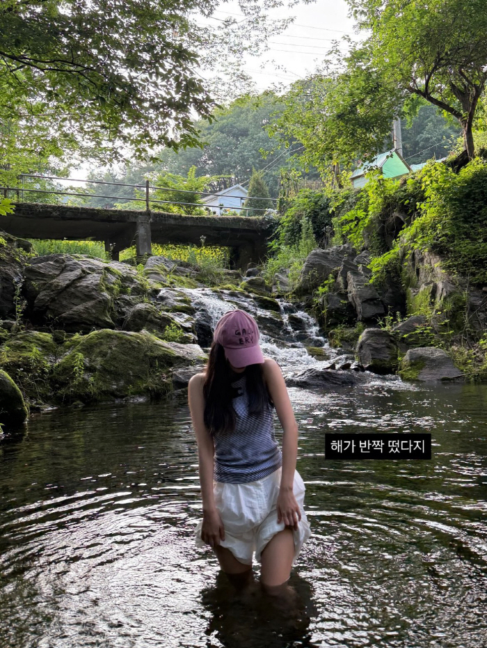 'Female Cancer Confession.' Lee Sol walks on her thighs and falls in the valley. 'The sun is shining.'