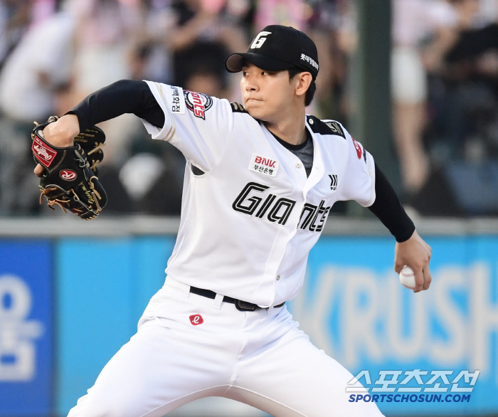 Hit it! KKKKK Hong Min Gi and muscle monster Ahn Hyun Min have a power game! → He's got a high fastball in his head